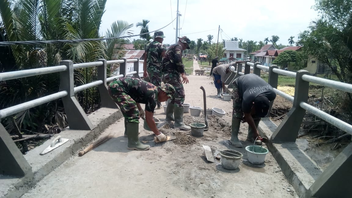 Warga-TNI Kompak Bangun Jembatan, Ini Kata Danramil 07/Reteh
