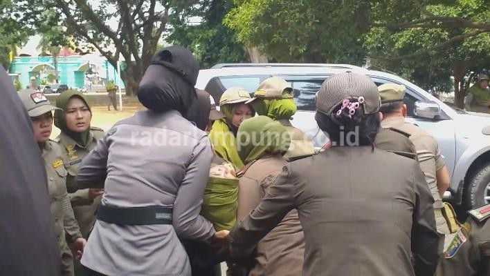 Demo di Kantor Gubernur Ricuh, Anggota Pol PP Pingsan