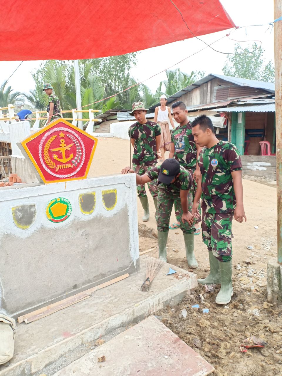 Bangun Tugu Simbol Pelaksanaan TMMD di Sanglar