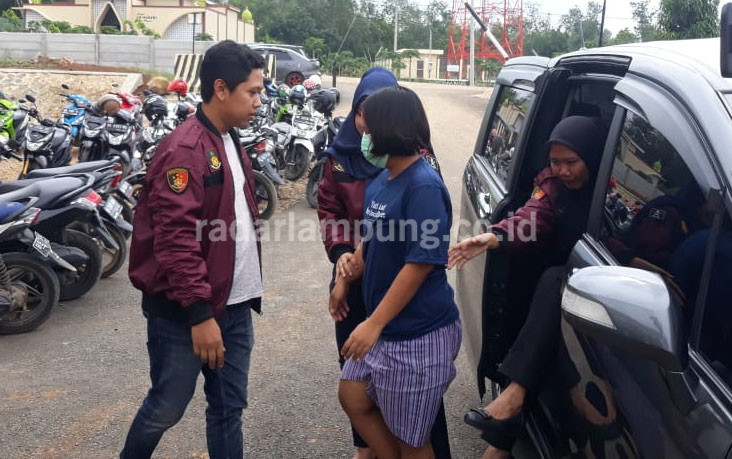 Waduh! Kesal Dengan Suami, Tangan Anak Tiri Dipanggang