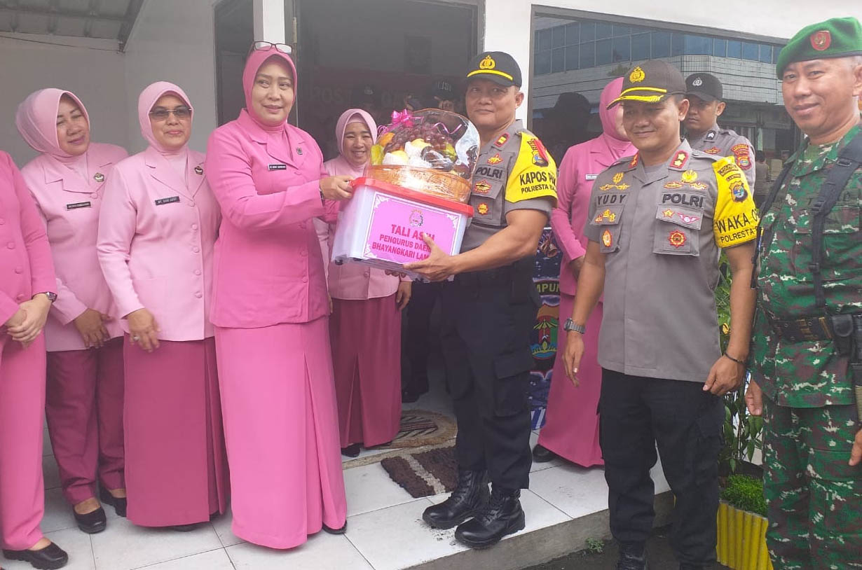 Dukung Tugas Suami, Bhayangkari Bantu Makanan