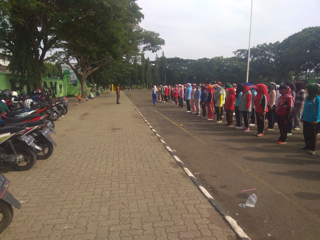 Peringati Hari Ibu, Serka Agus dan Serda Amrullah Jadi Pelatih PN Kota untuk Kibarkan Bendera