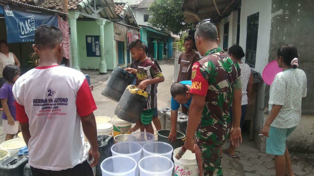 Bentuk Kepedulian, Babinsa Panjang Salurkan Air Bersih Bersama BPBD