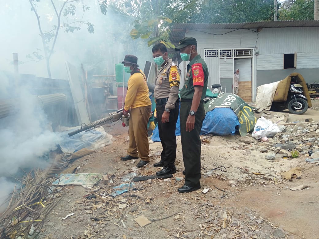 Babinsa Langkapura Baru Bantu Kegiatan Fogging