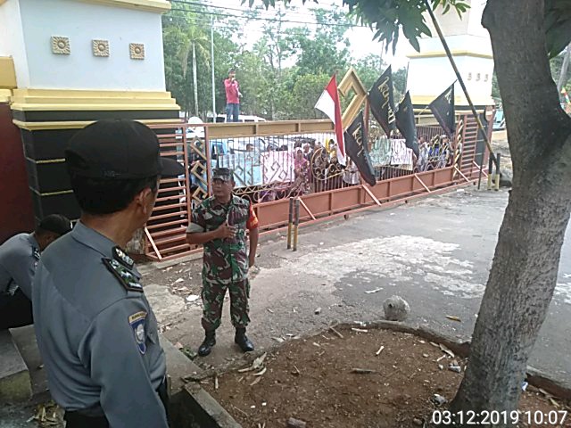 Babinsa Rajabasa Bantu Pihak Kepolisian Amankan Unjuk Rasa di Kantor PUPR