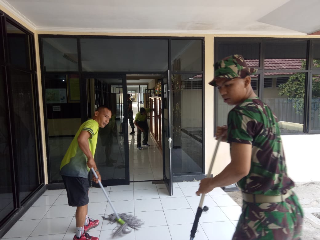 Bersih-bersih Anggota Kodim 0410/KBL