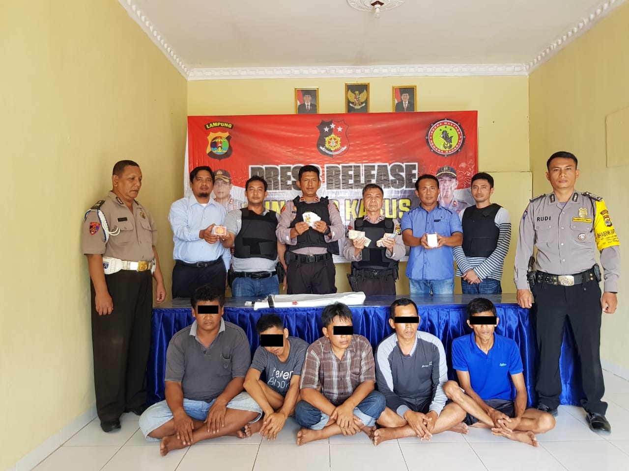 Pos Ronda Jadi Tempat Berjudi, Polisi Amankan Lima Orang