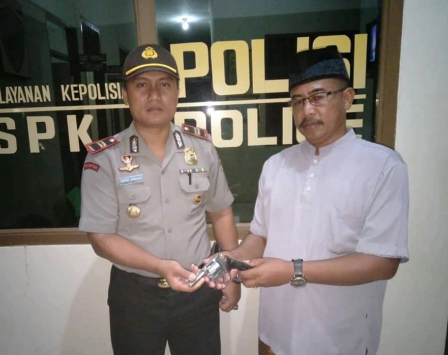 Warga Lamtim Serahkan 3 Senpi Kepada Polisi