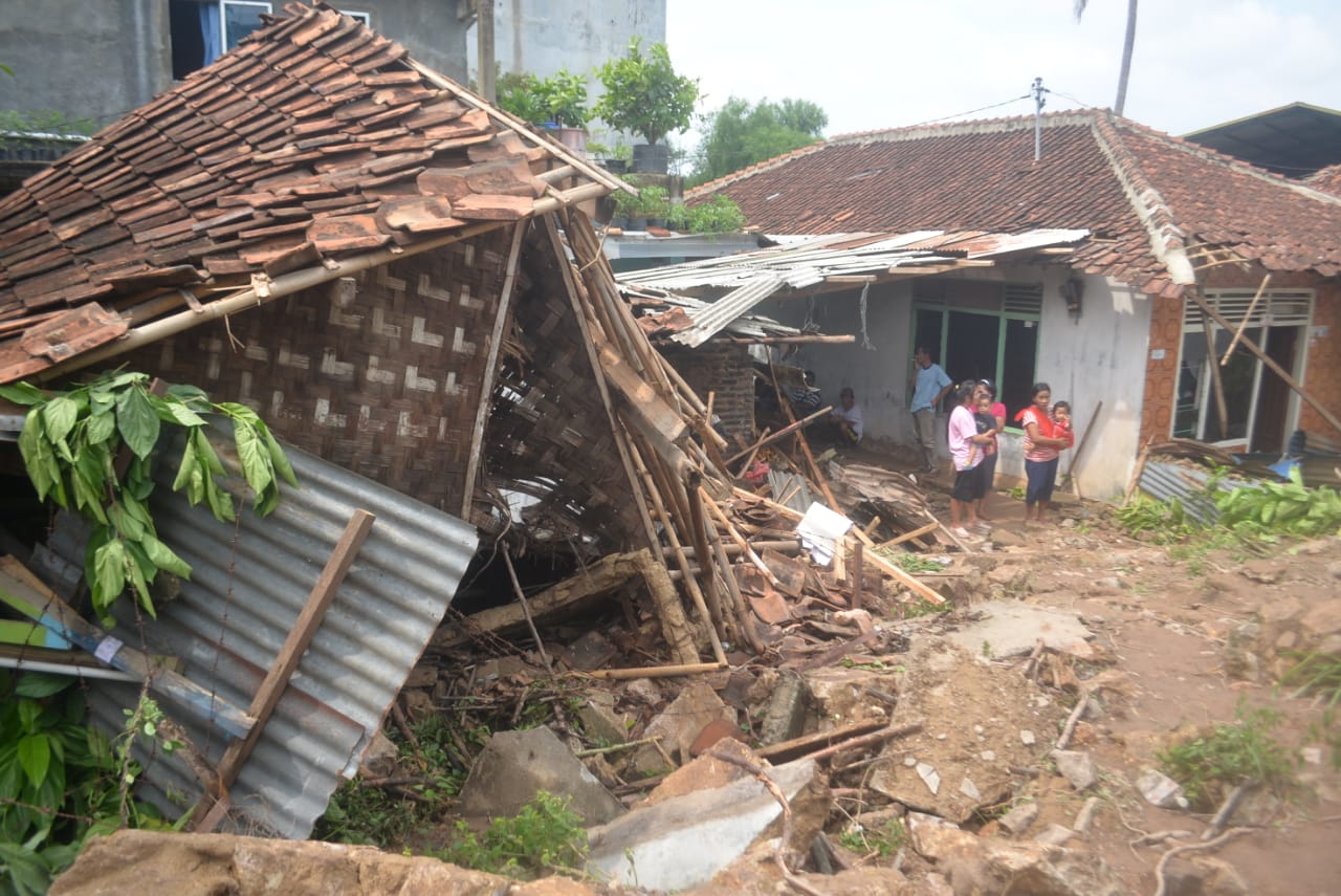 BW Janji Perbaiki Rumah Tertimpa Pagar Perusahaan