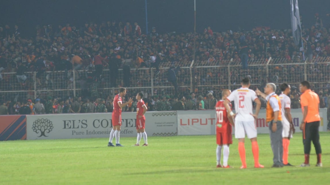 Penonton Membludak, Supporter Pingsan, Pertandingan pun Dihentikan