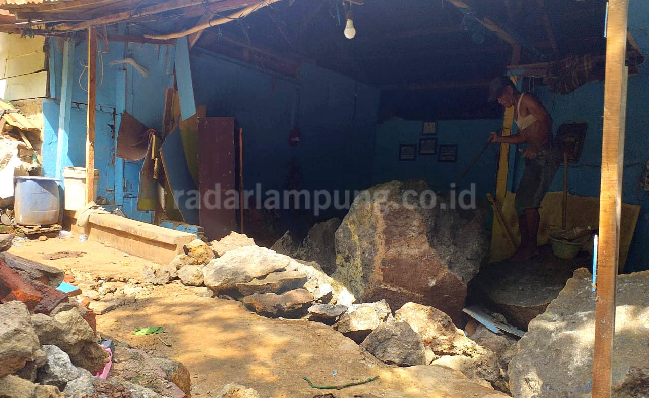 Evakuasi Batu longsor Selesai Besok