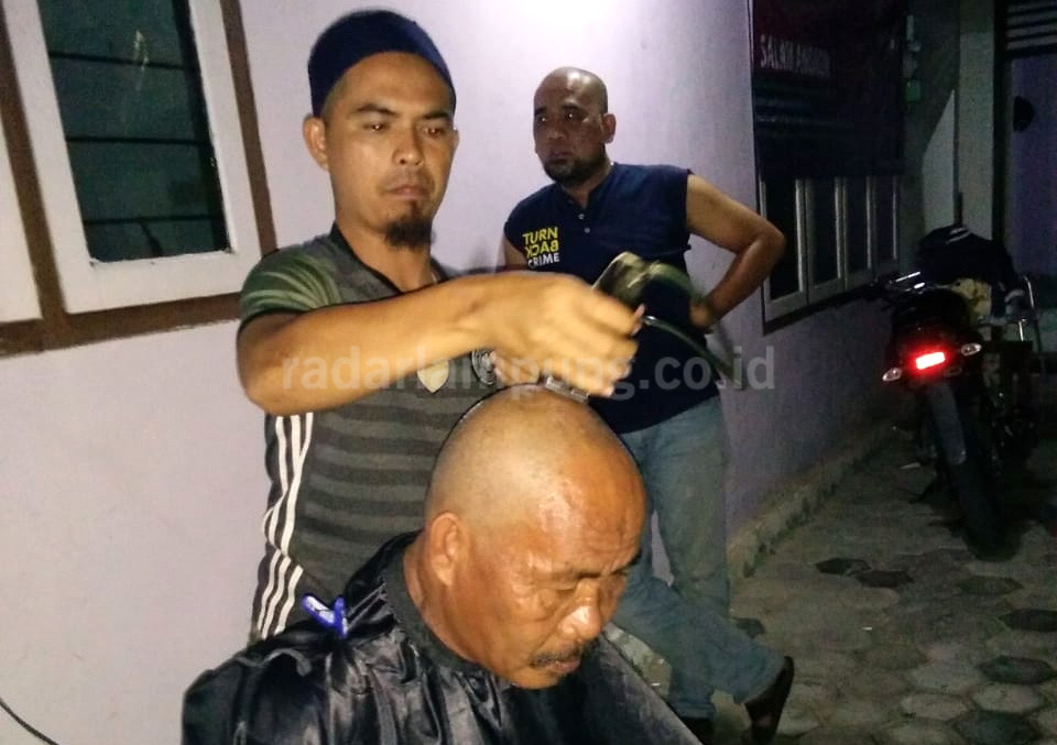 Kadisdikbud Pesbar Ditahan, Komunitas OKe Gunduli Rambut