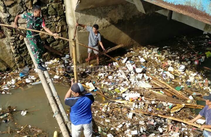 Jarang Dibersihkan, Sampah Menumpuk Disungai