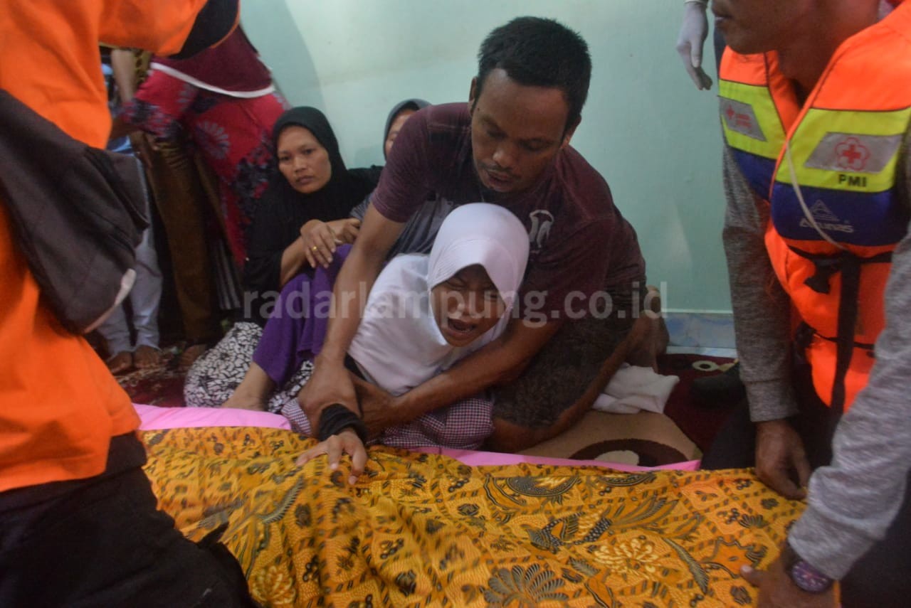 Jenazah Andi Akbar Tiba di Rumah Duka, Ibu Korban: Minggir Aku Mau Lihat Anakku!