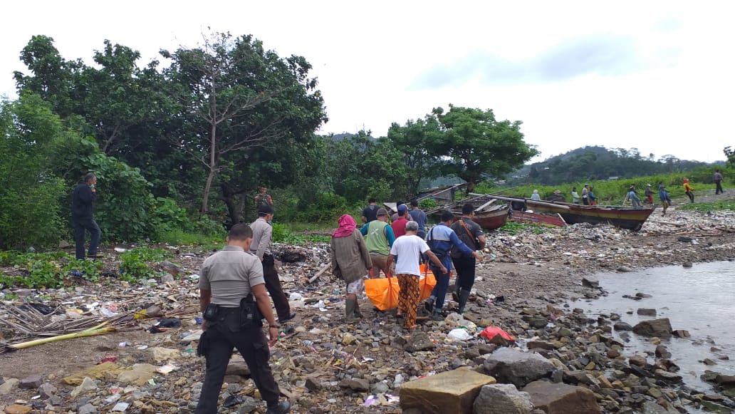 Sesosok Jasad Berambut Ikal Tewas di Pesisir Pantai Peti Kemas