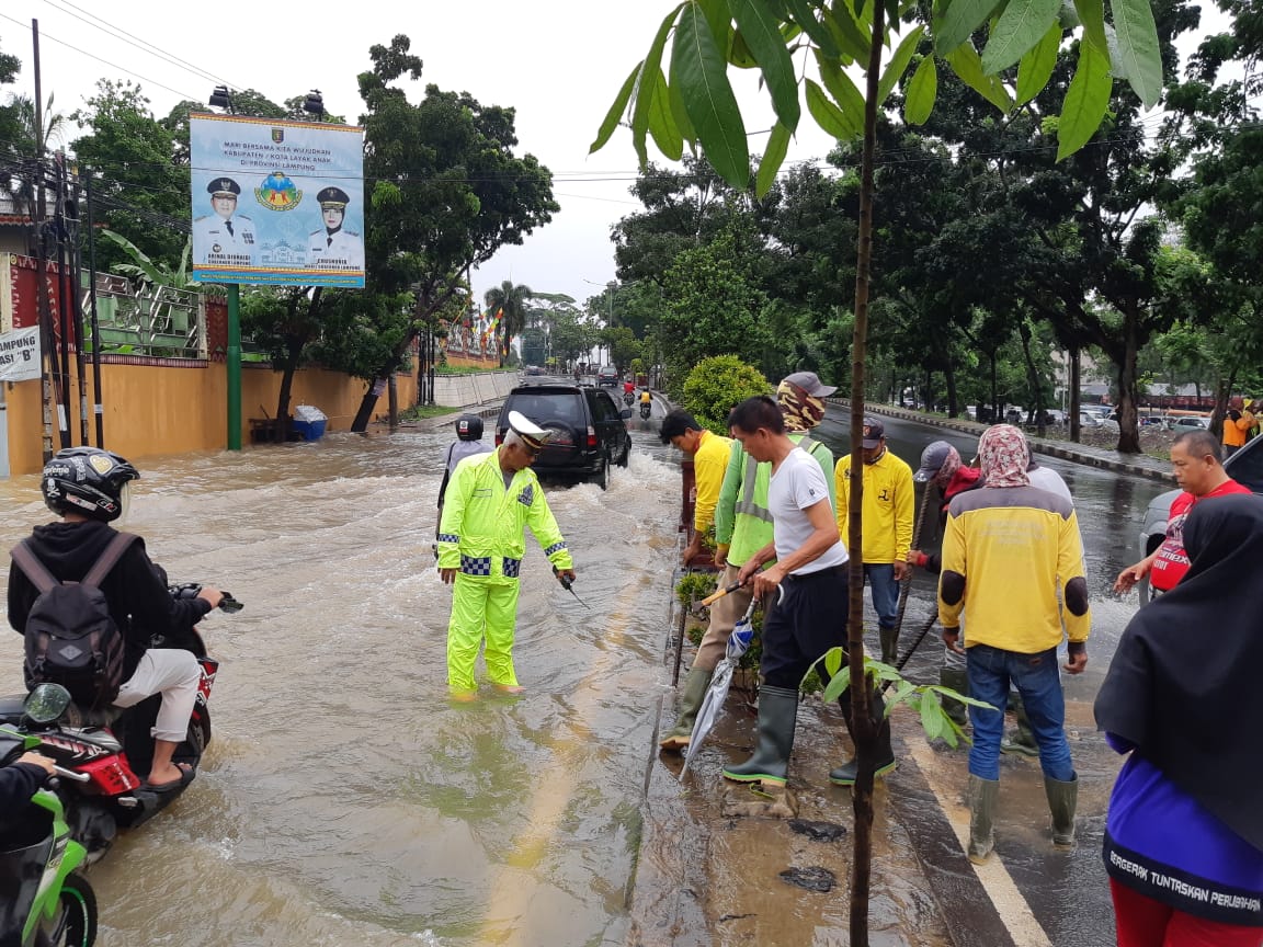 Hati-hati, Ada Genangan Air di Depan Terminal