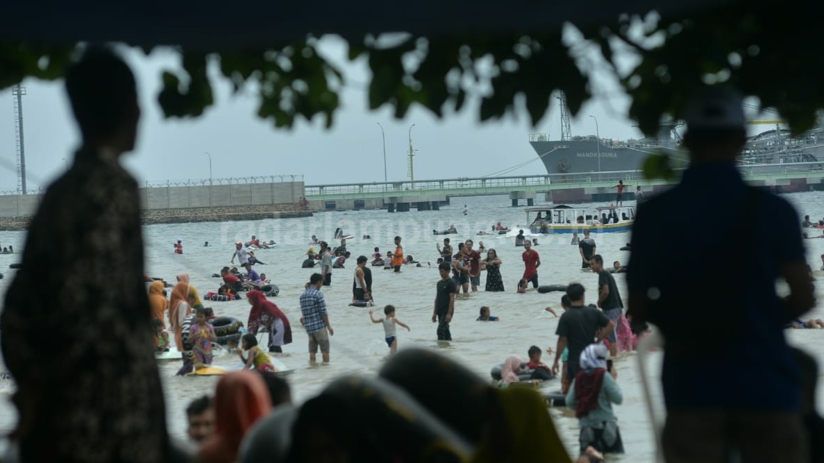 Pengunjung Pantai Pasir Putih Naik 100 Persen