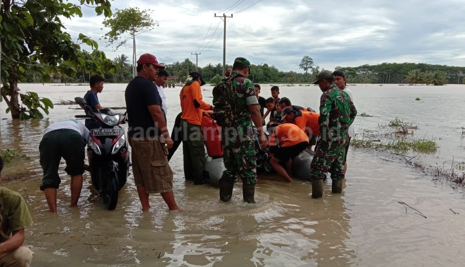 Negeriratu Ngambur Terendam, Perahu Karet Satu-satunya Transportasi
