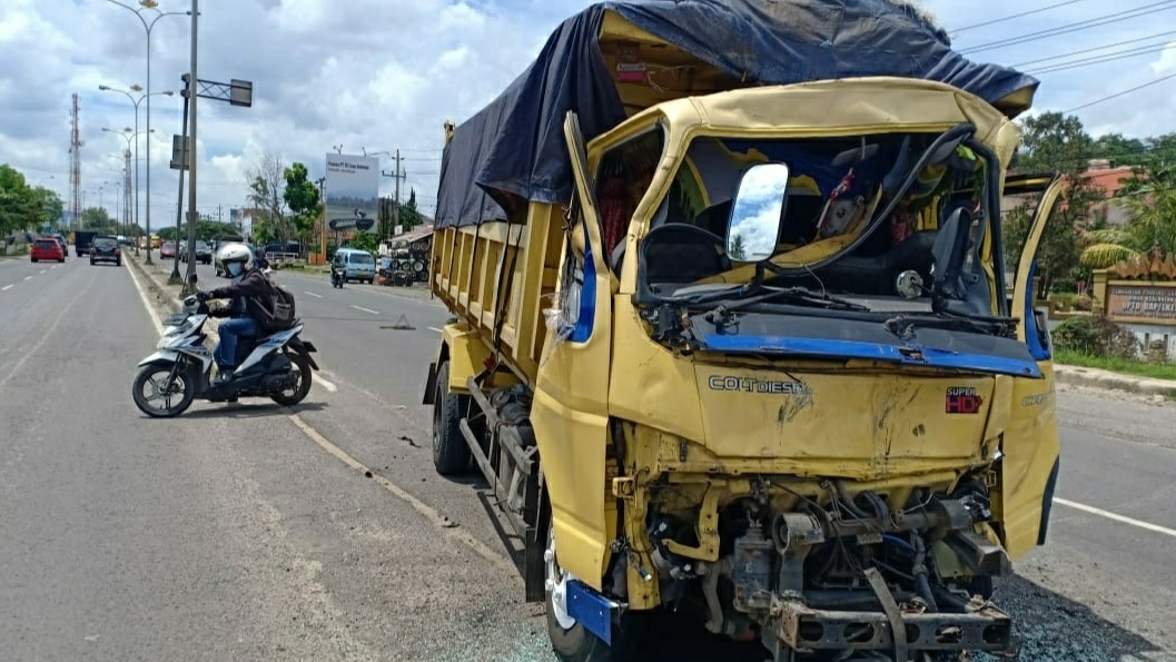 Brakkk, Tabrak Bus Putar Arah, Truk Batubara Ringsek Parah