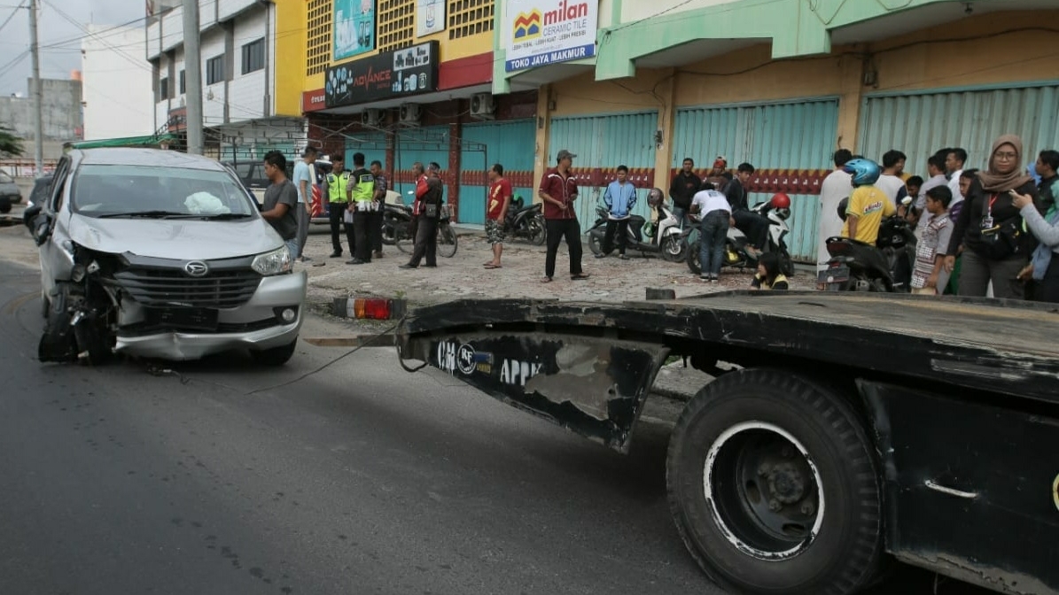 Miris, Gegara Rokok Mobil Ini Terguling ke Bawah Fly Over