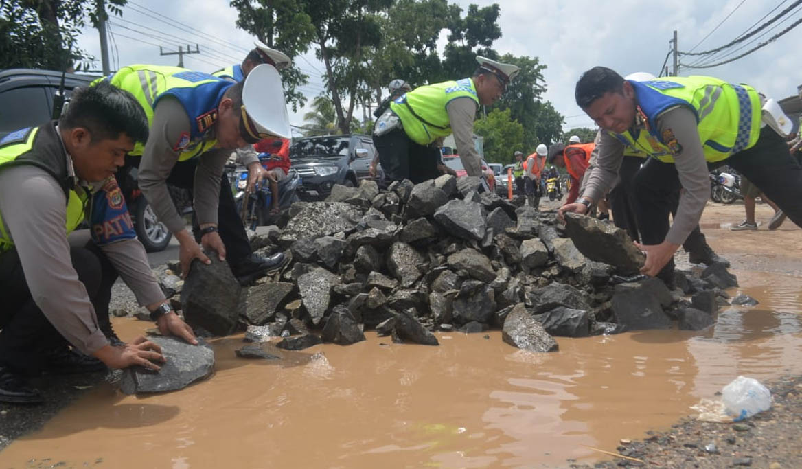 Satlantas Turun, Timbun Lubang di Jalan Ryacudu