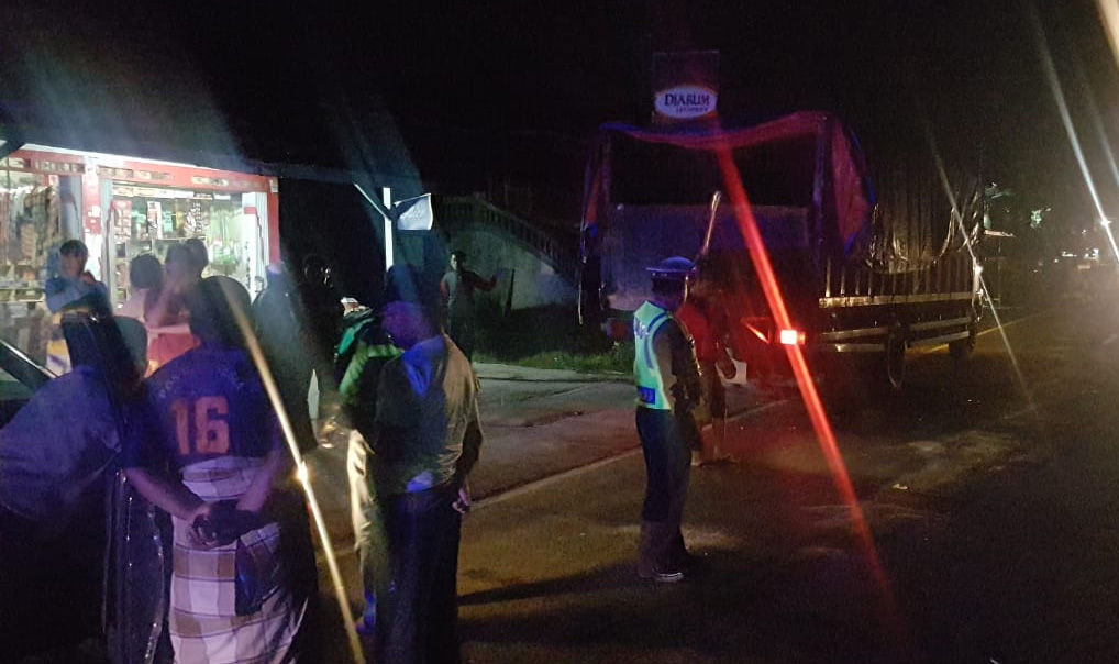 Motor Tabrak Truk Parkir, Kakak Beradik Tewas