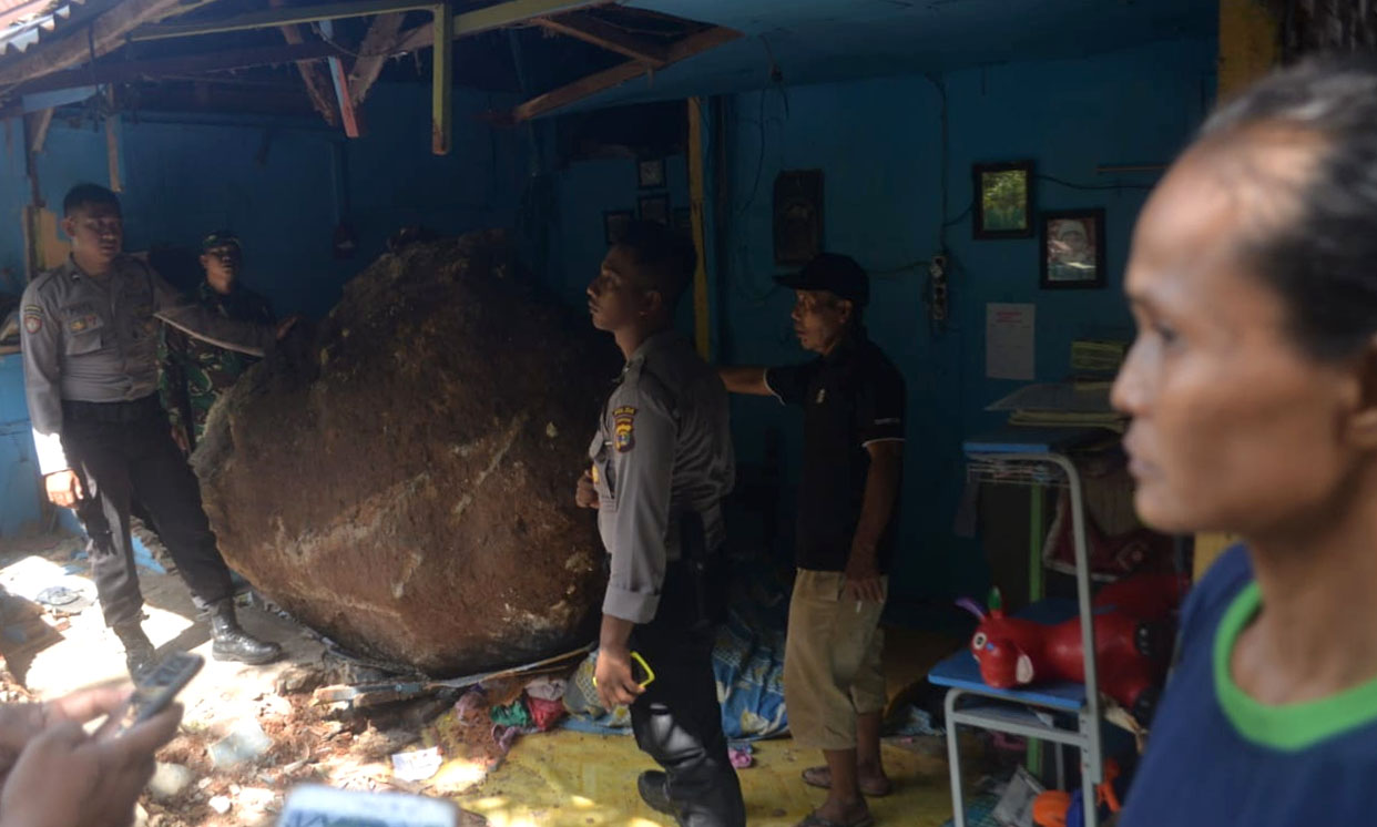 Tim Gabungan Upayakan Evakuasi Batu Longsor