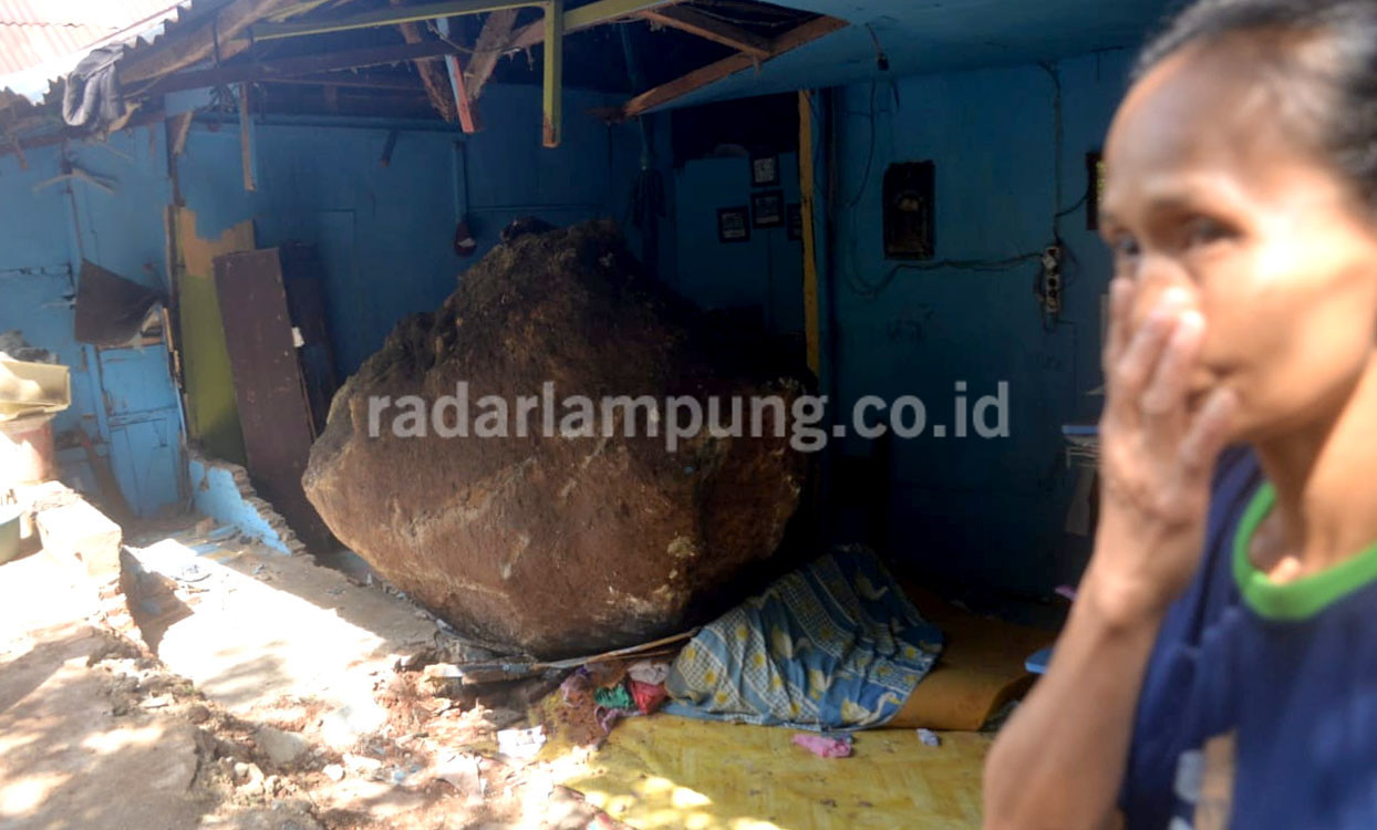 Braak, Rumah Tukul Dihantam Batu