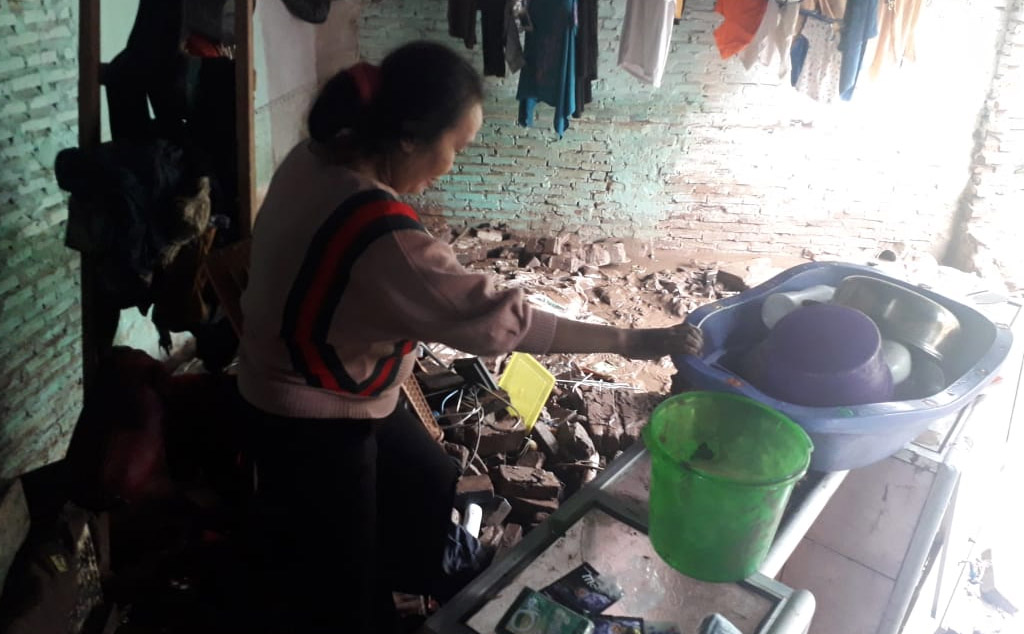 Hujan Deras, Dinding Rumah Ambruk