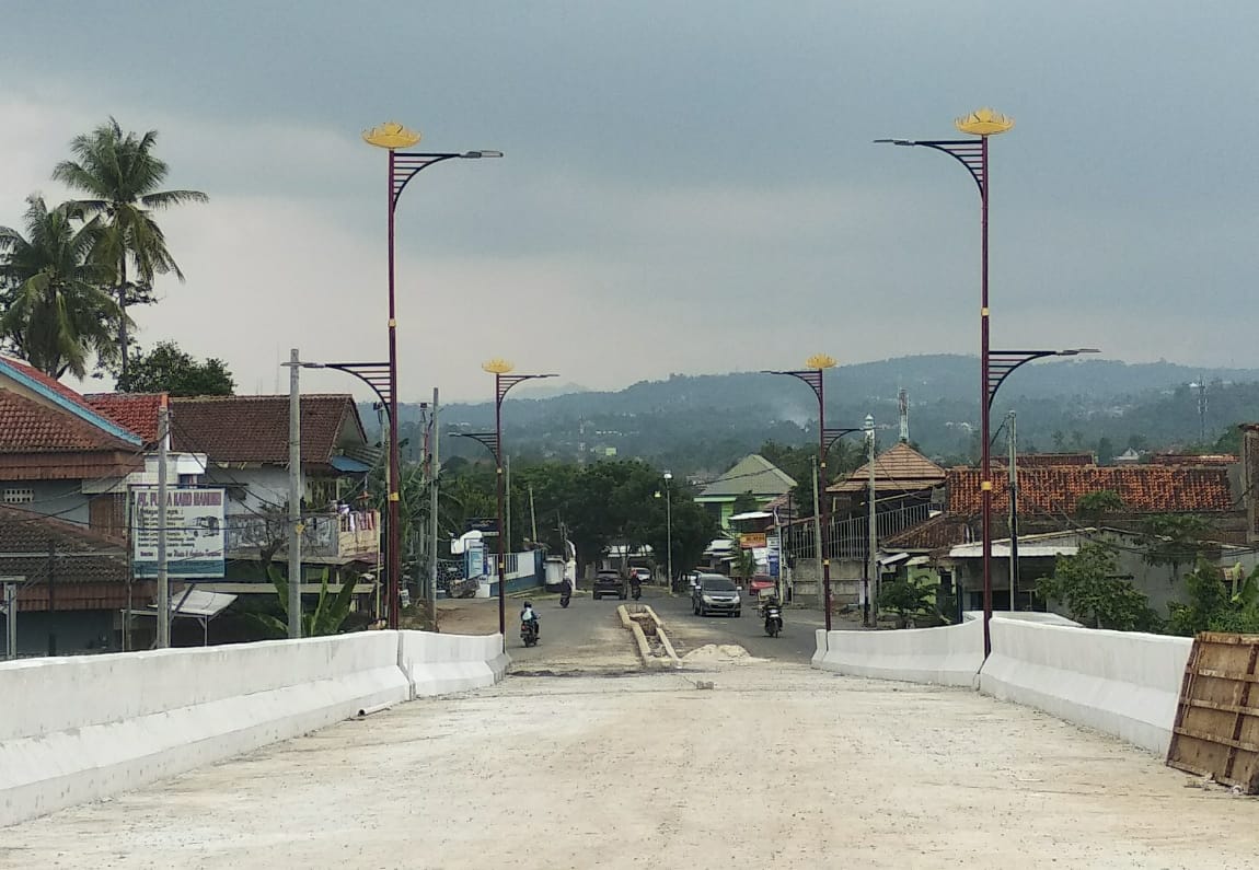 Akhir Bulan, Flyover Komarudin-Abdul Haq Selesai
