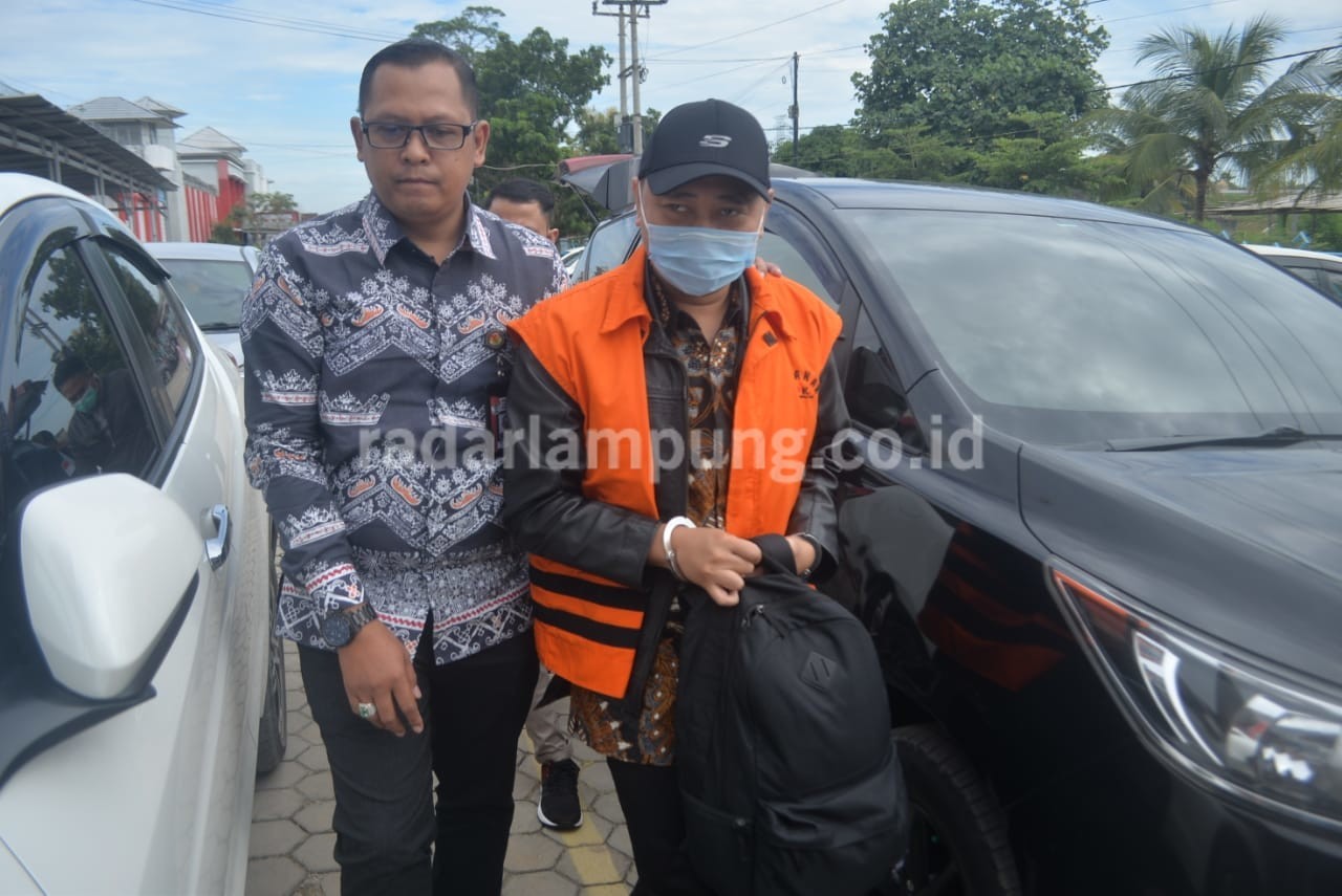Tiba di Rutan, Agung Bungkam