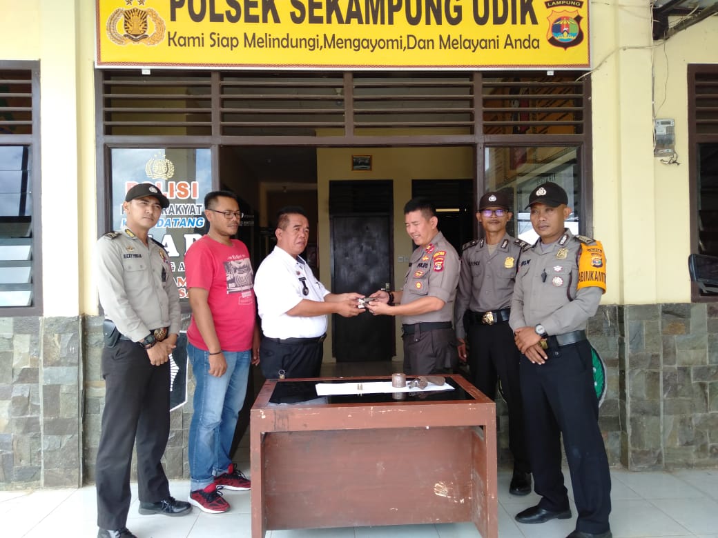 Polsek Sekampungudik Terima Penyerahan 2 Senpi