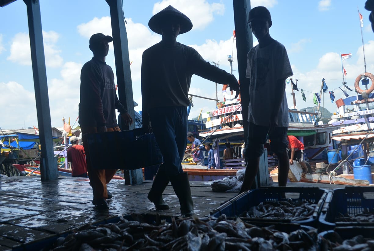 Cuaca Ekstrem, Nelayan Melaut Bertaruh Nyawa