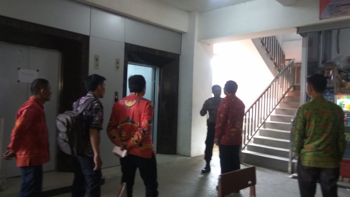 Ini Kronologis Pekerja Lift Jatuh Dari Gedung Satu Pintu