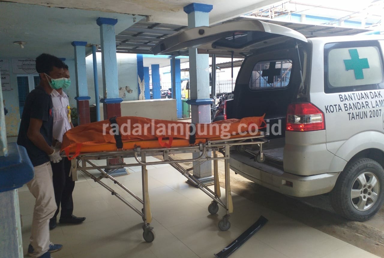 Lelaki Tanpa Busana Mengambang di Embung