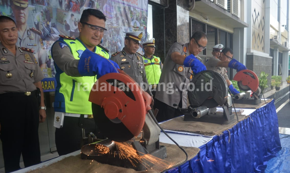 Ratusan Knalpot Racing Dipotong