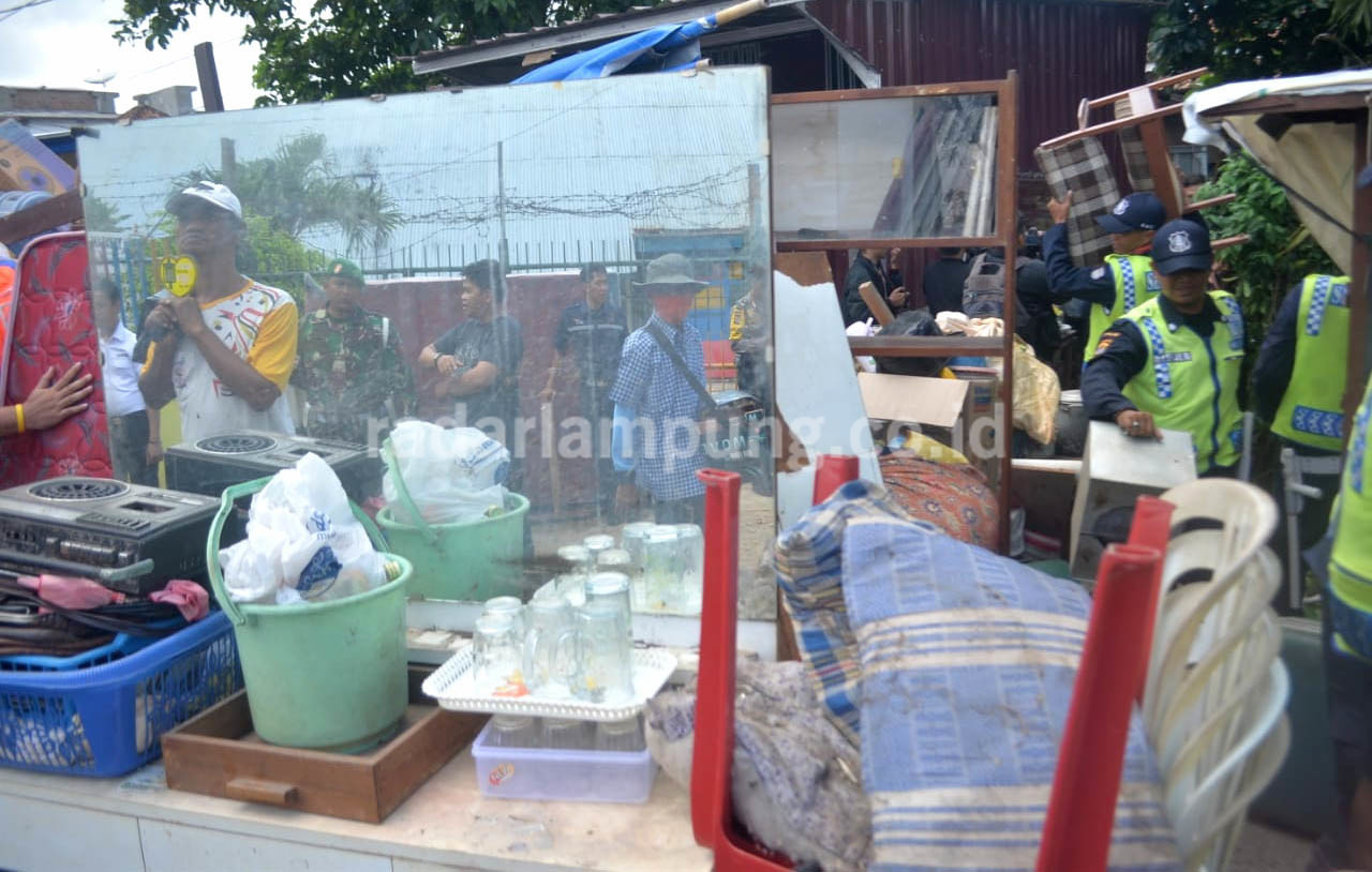Ini Bangunan Kita Sendiri, Kok Main Rusak-rusak Aja?