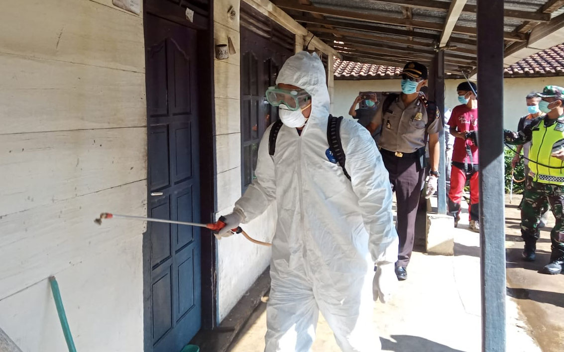 Serentak, Seluruh Kecamatan di Lambar Disemprot Disinfektan  