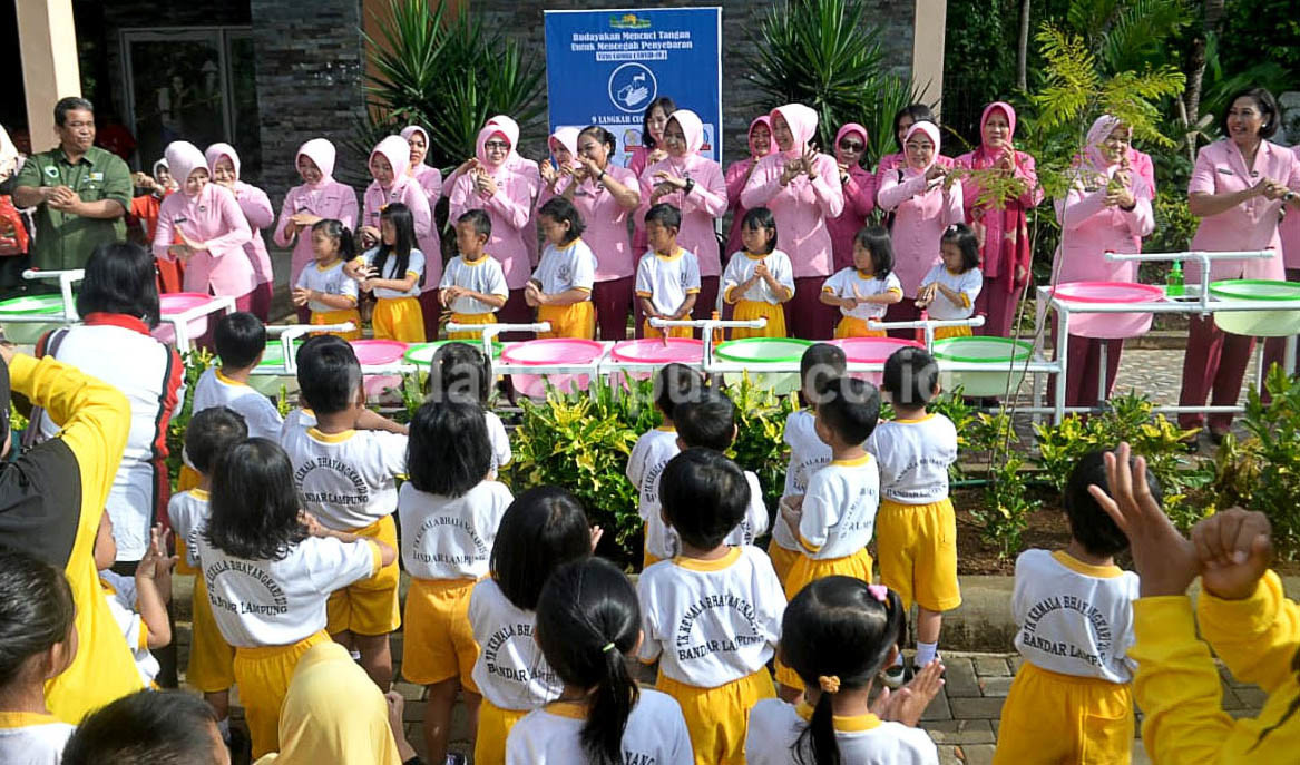 Edukasi Sehat ala Kemala Bhayangkari, Sambil Tik Tok, Tangan Bersih
