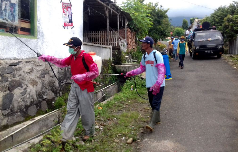 Mandiri, Warga Tanjunganom Semprot Disinfektan di Pemukiman dan Tempat Ibadah