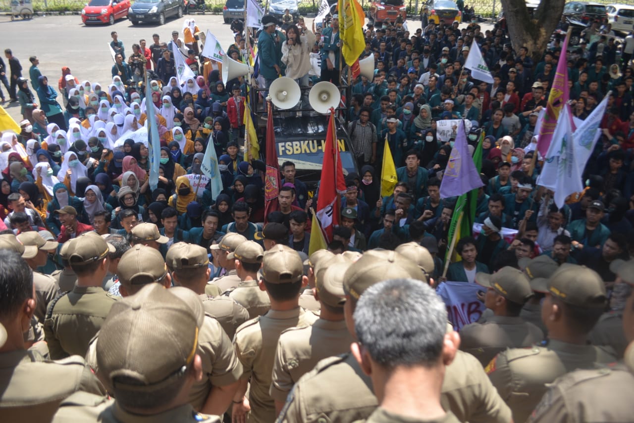 Tolak RUU Omnibus Law, Ratusan Mahasiswa Geruduk DPRD Lampung
