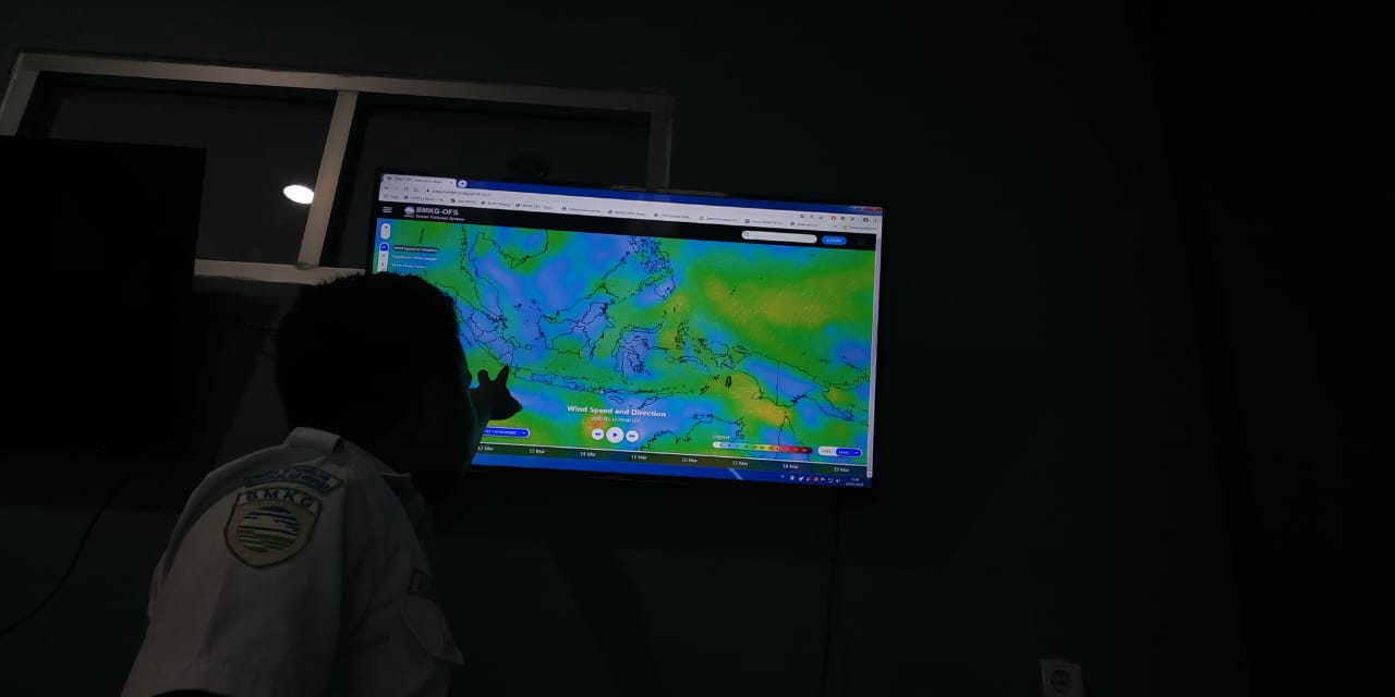 Angin Kencang Landa Selat Sunda