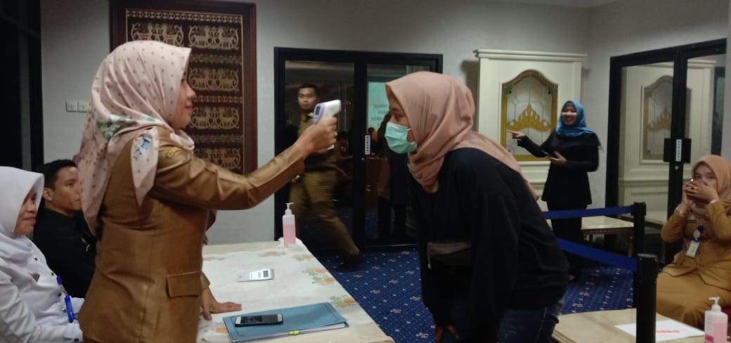 Masuk Kantor Gubernur, Wajib Cek Suhu dan Pakai Hand Sanitizer