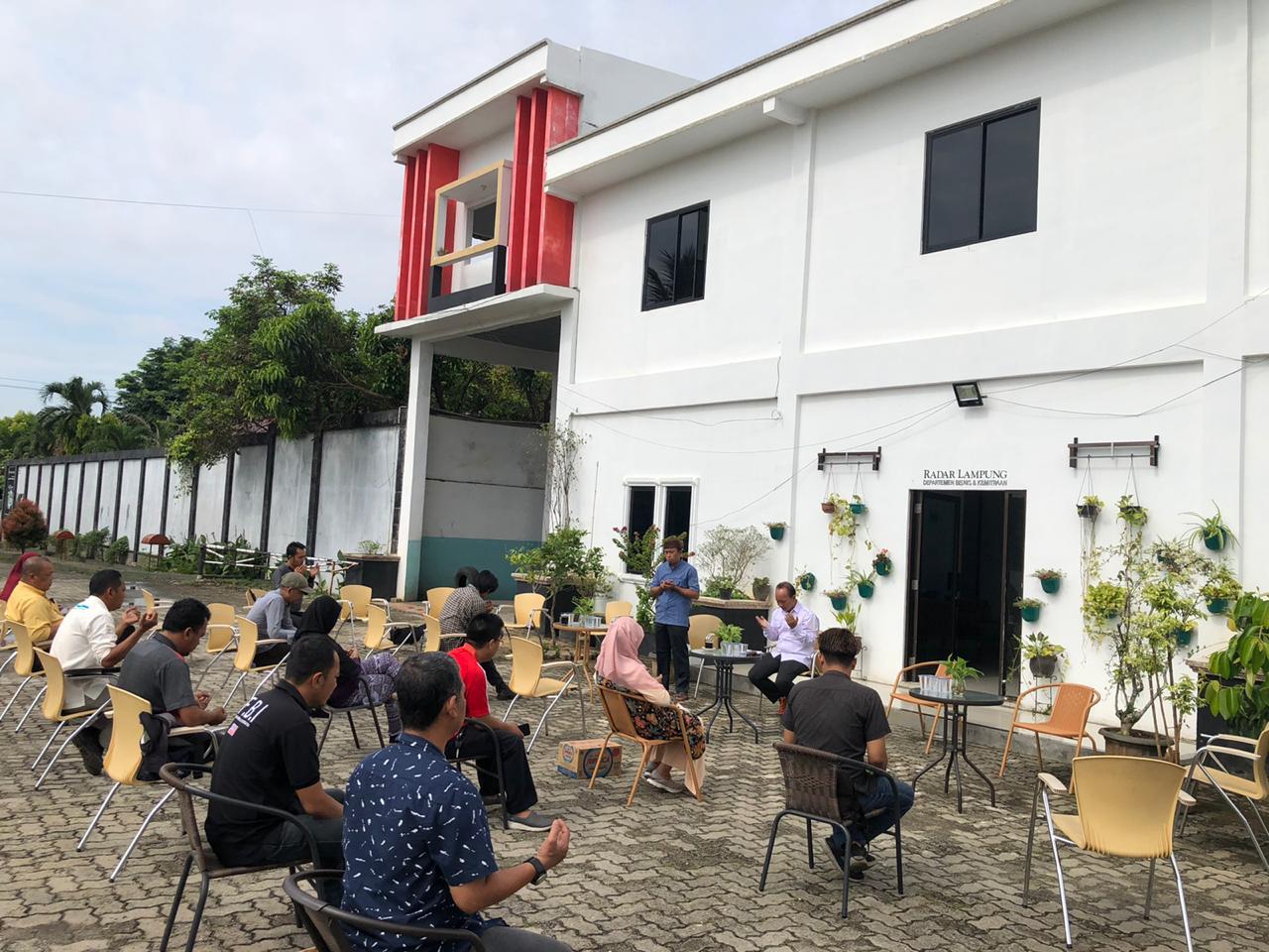 Antisipasi Covid-19, Radar Lampung Gelar Rapat Di Luar Gedung