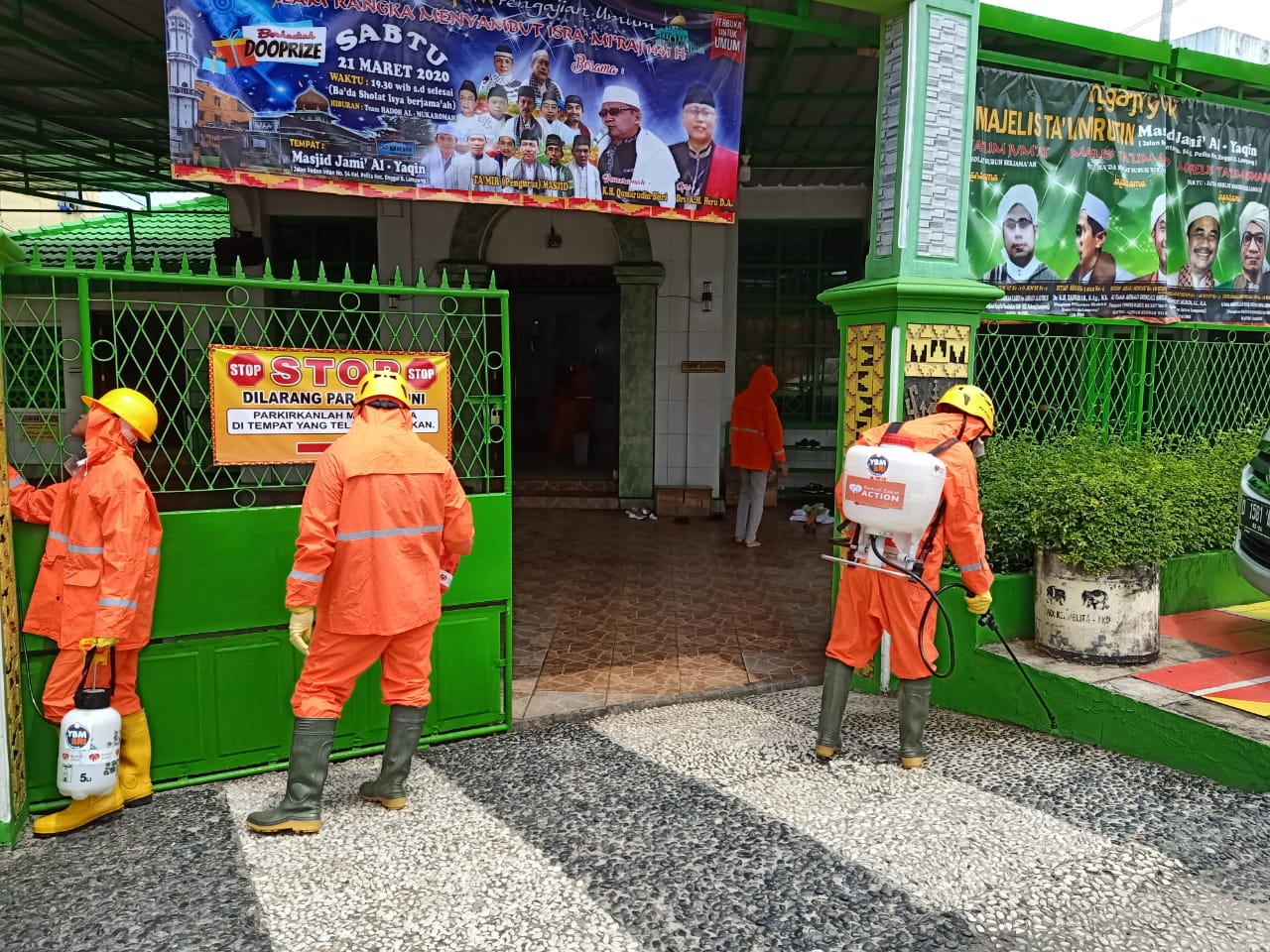 YBM BRI Semprot Desinfektan di Masjid Jantung Kota