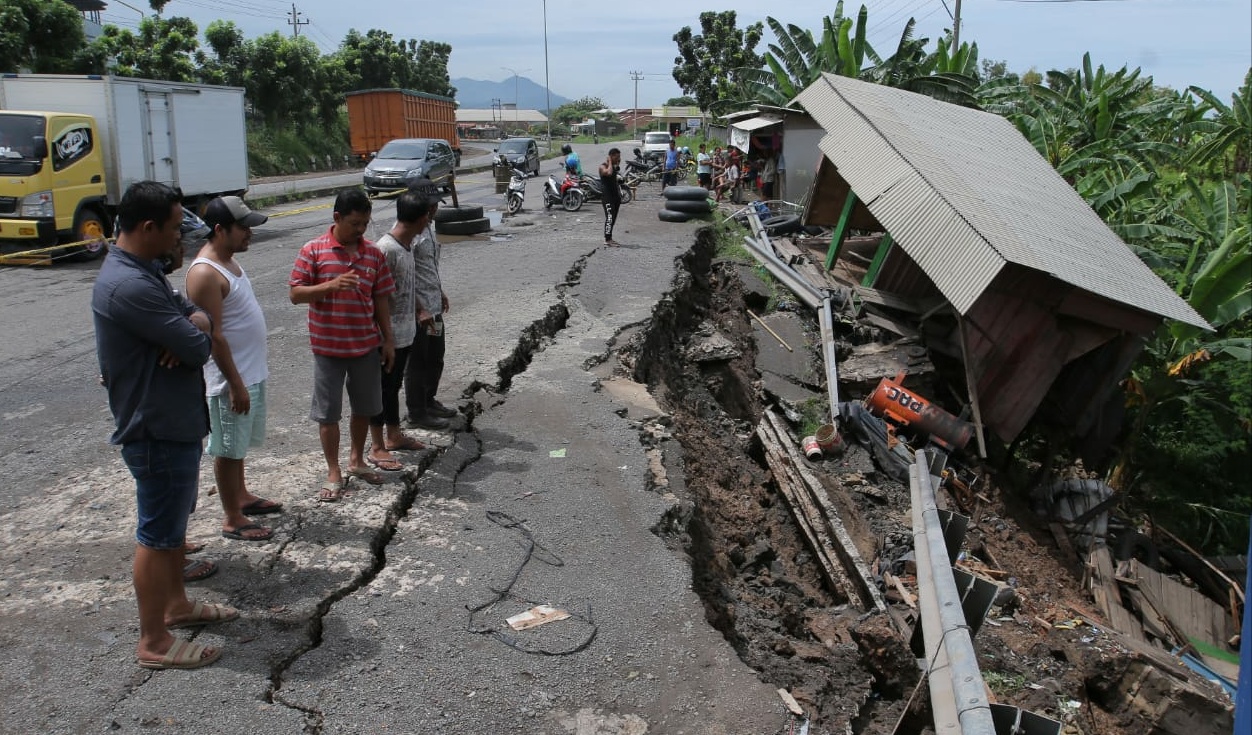 Ternyata, Tiga Bangunan yang Longsor di Ketapang Masuk Zona Merah