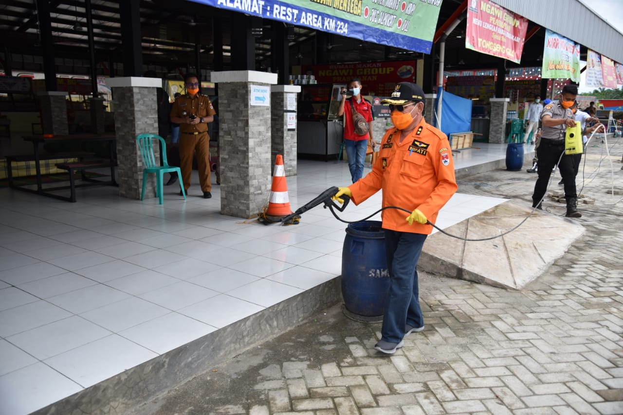Bupati Mesuji Pimpin Penyemprotan Disinfektan Serentak
