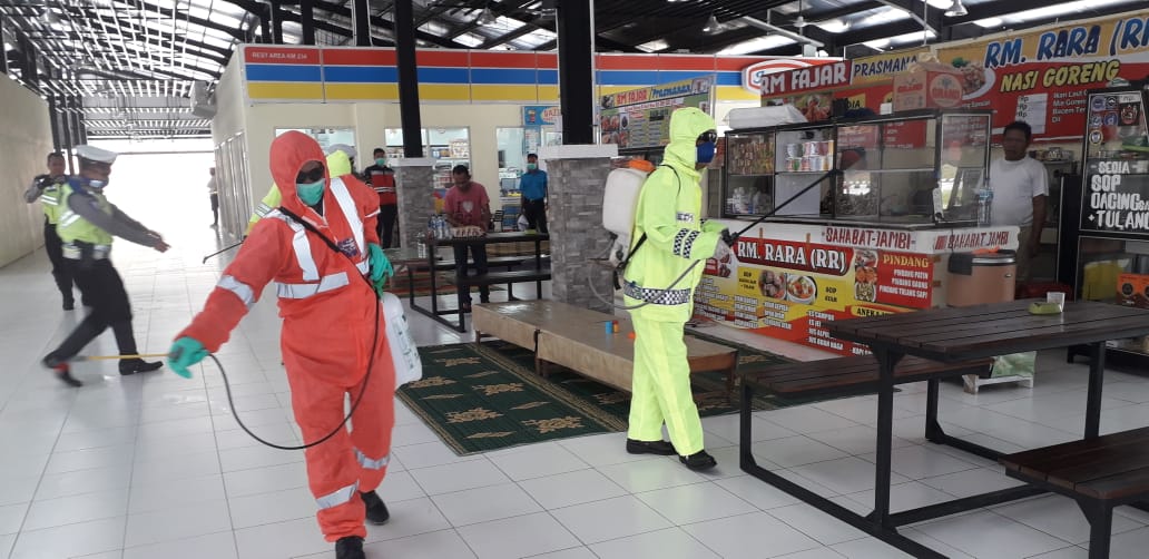 Rest Area dan Gerbang Tol di Ruas Terpeka Disemprot Disinfektan