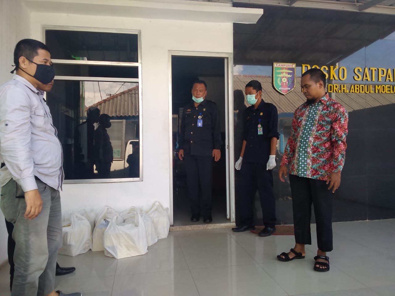 Beri Support, Oemar Bakery Bagikan 200 Roti ke Tenaga Medis RSUDAM