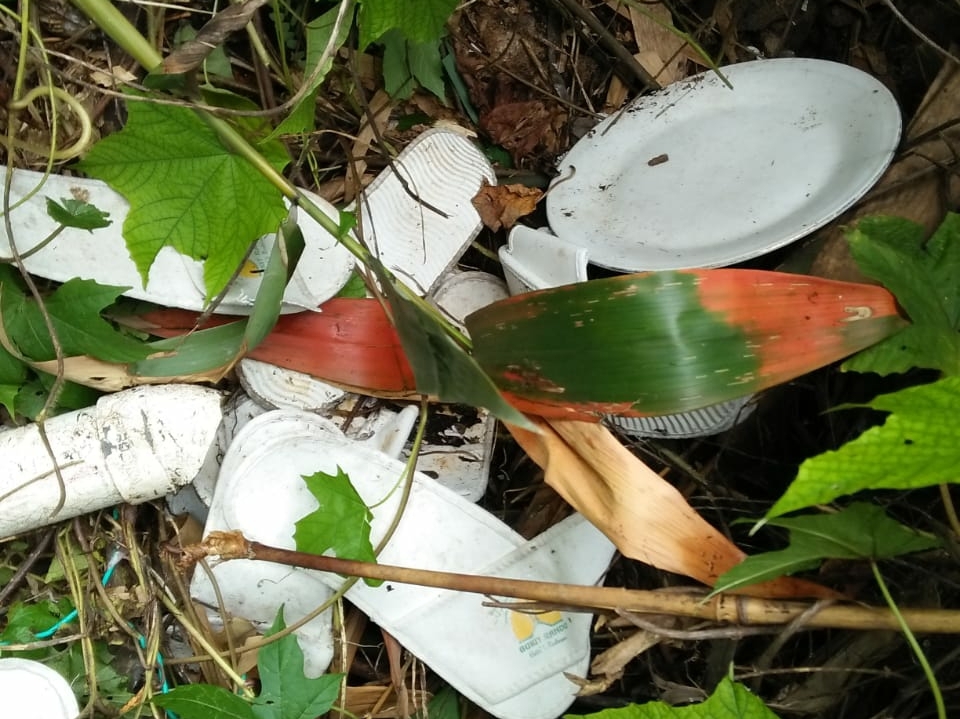Warga Temukan Sampah Diduga Limbah Hotel Bukit Randu Berserakan